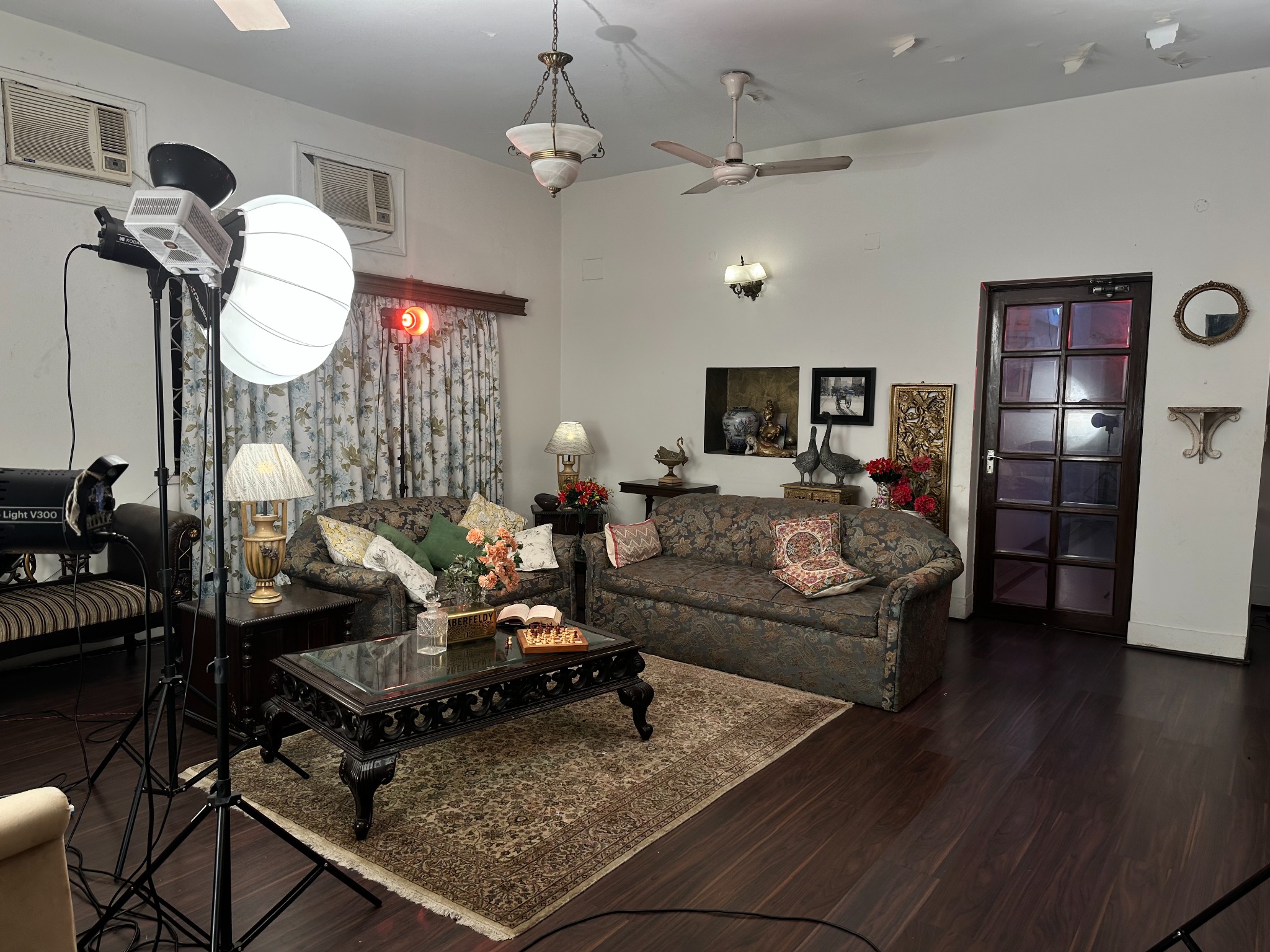 The complete Sinderella salon with lights, stands and modifiers visible